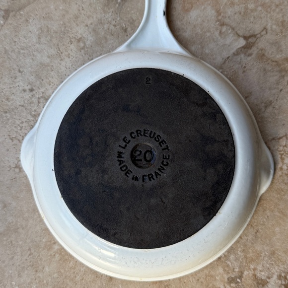 Le Creuset 20 Enameled Cast Iron Skillet Made In France Double Pour Spouts VGUC - Picture 7 of 9